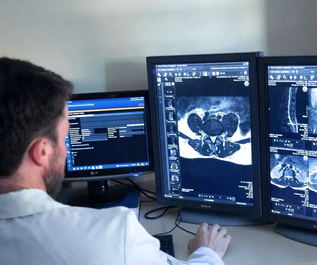 Médico laudando ressonância de coluna