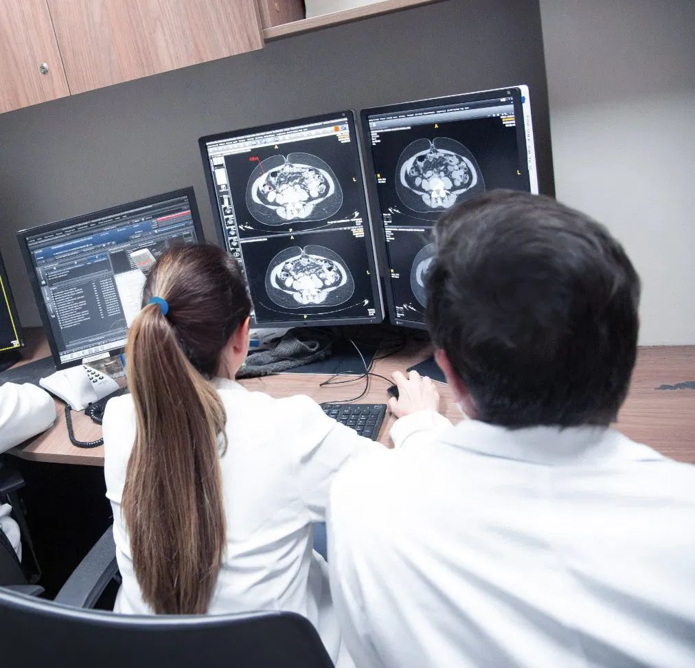 Médicos analisando exames de tomografia